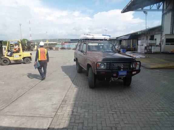 Retirando o carro do casal suiço do contêiner, ainda no porto de Cartagena, na Colômbia